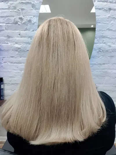 Chłodny blond na prostych włosach ściętych w równą linię
