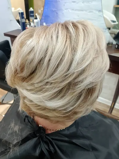 Krótkie strzyżenie z modelowaniem w jasnym blondzie