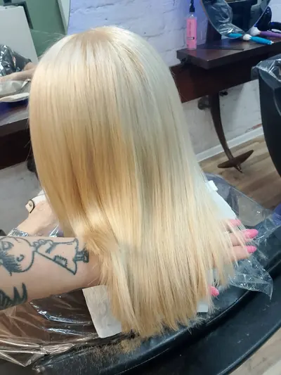 Rozjaśnianie do platynowego blondu, włosy w trakcie zabiegu