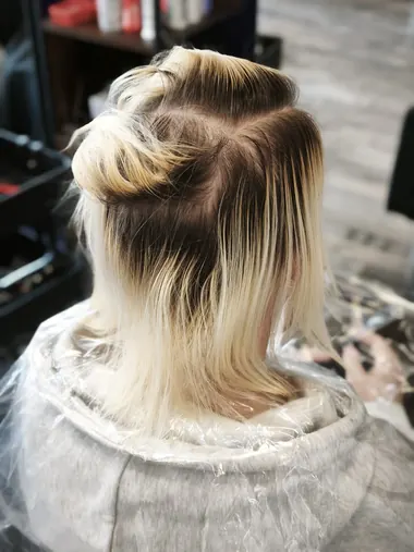 Blond z wyraźnym ciemnym odrostem przed zabiegiem