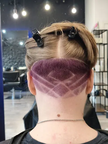 Undercut z geometrycznym wzorem i fioletowym kolorem na karku